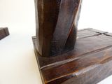 une statue représentant un homme tenant un couteau au-dessus d'un bloc de bois
