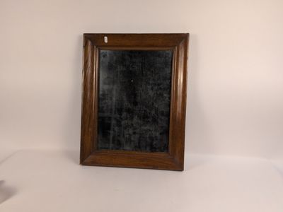 une photo d'un miroir posé sur une table