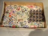 une boîte remplie de timbres posée sur une table
