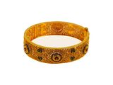 gros plan d'un bracelet en or sur fond blanc