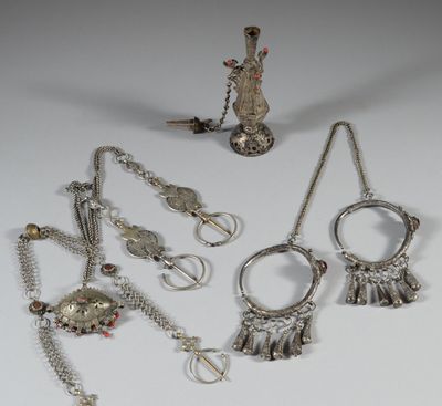 beaucoup d'objets en argent posés sur une table