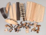 tout un tas d'outils de menuiserie posés sur la table