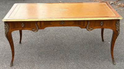 un bureau ancien avec un plateau en bois et deux tiroirs
