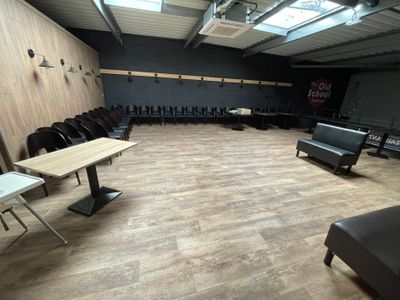 une pièce où il y a beaucoup de chaises et de tables