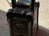 une radio posée par terre, sur le sol