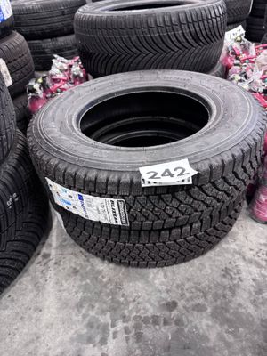 1 lot de 2 pneus BRIDGESTONE 175/75 R14C - Photo 1