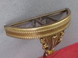 un gros plan d'une étagère surmontée d'un miroir
