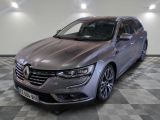la voiture grise est garée dans le garage sur le sol en damier