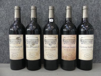 six bouteilles de vin sont alignées sur une table