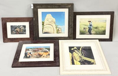 plusieurs photos encadrées représentant un homme portant un chapeau de cow-boy et une vache