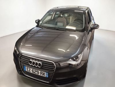 l'avant d'une Audi noire garée dans une pièce blanche