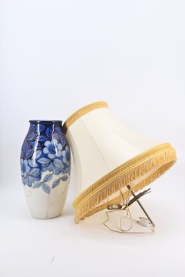une paire de vases bleus et blancs et une lampe sur fond blanc