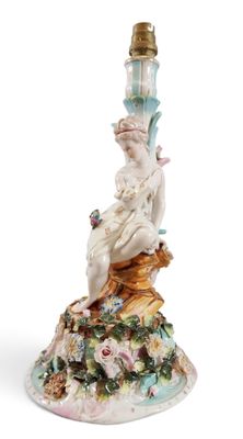 une image représentant une figurine d'une femme assise sur un rocher