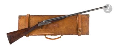 un vieux pistolet avec un étui en bois et une crosse en bois