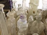 une boîte remplie de bouteilles en verre vides posée sur une table