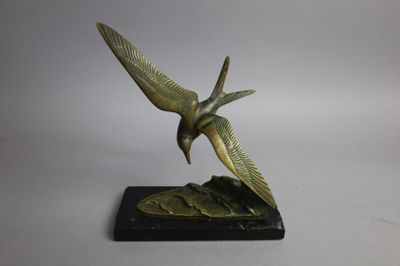sculpture en bronze représentant un oiseau posé sur une feuille, sur un socle en marbre