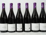 six bouteilles de vin sont alignées dans une rangée