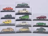 de nombreux modèles de voitures différents exposés dans une vitrine
