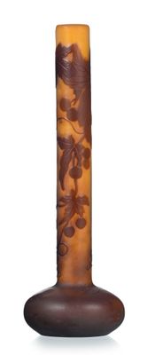 un vase marron orné d'un motif sur fond blanc