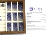 une boîte de bougies bleues et blanches posée sur une table