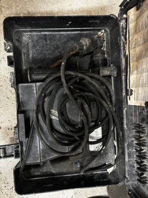 un boîtier électrique noir contenant tout un tas de fils
