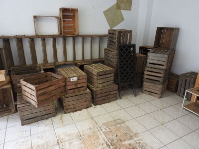 de nombreuses caisses en bois empilées sur le sol dans une pièce