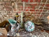 une table sur laquelle se trouvent plusieurs vases et une assiette