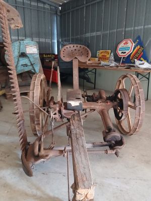 une grande machine en bois qui se trouve dans un garage