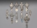 de nombreux objets en argent accrochés au mur