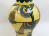 un vase jaune orné d'un motif bleu et vert