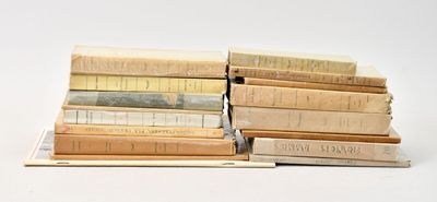 plusieurs livres empilés sur une surface blanche
