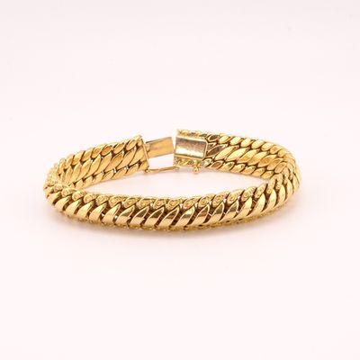 un bracelet en or jaune 18 carats au motif tressé