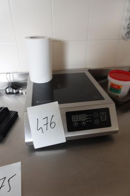 une photo d'un plan de travail de cuisine sur lequel se trouvent de nombreux objets