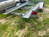 une remorque à laquelle est attelée une autre remorque, dans l'herbe