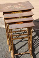 Suite de quatre tables gigognes en bois peint à décor polych… (photo 2)