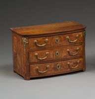 Commode de maîtrise à trois tiroirs à façade légèrement galb…