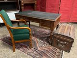 une chaise verte et un bureau en bois dans une pièce