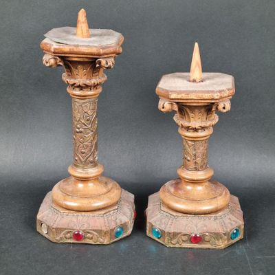 paire de bougeoirs anciens en laiton ornés de pierres rouges, bleues et vertes