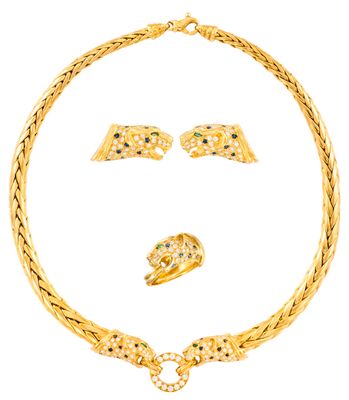 une image représentant un ensemble composé d'un collier et d'une boucle d'oreille en or sur fond blanc