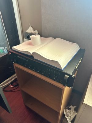 un livre ouvert posé sur une étagère près d'une fenêtre