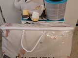un sac blanc contenant une peluche