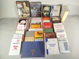 un grand nombre de livres posés sur une table