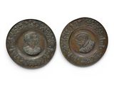 une paire de médaillons en bronze représentant un homme et une femme