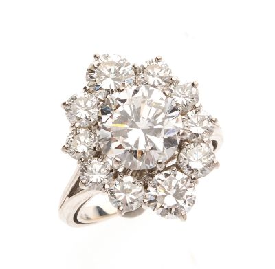 gros plan d'une bague en diamant sur fond blanc