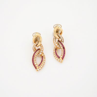 une paire de boucles d'oreilles en or ornées de pierres roses et blanches