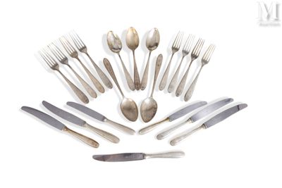 de nombreuses fourchettes et cuillères disposées en cercle