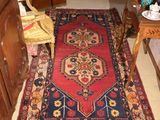 un tapis posé à même le sol dans le couloir d'une maison