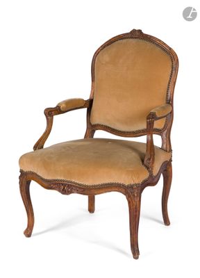 une image représentant une chaise dont l'assise est recouverte d'un tissu marron