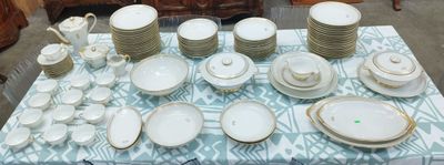 une table sur laquelle se trouvent beaucoup d'assiettes et de bols