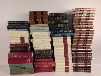plusieurs livres empilés sur une table